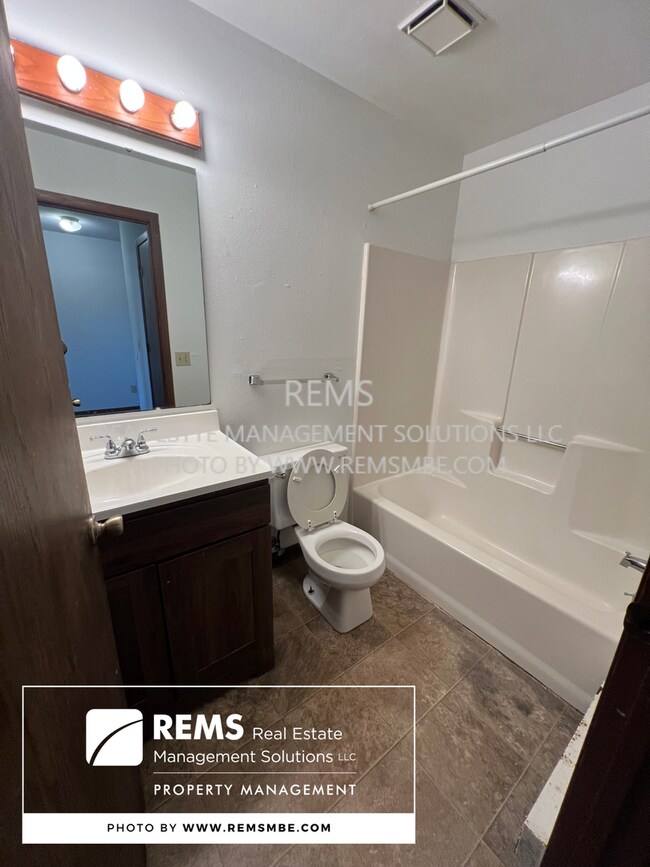 Building Photo - 155 W Adams St