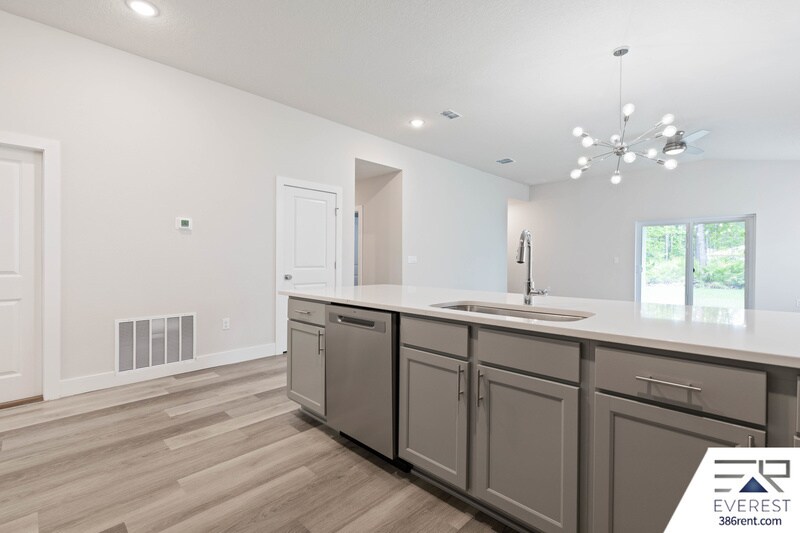 Building Photo - 8 Red Oak Pl