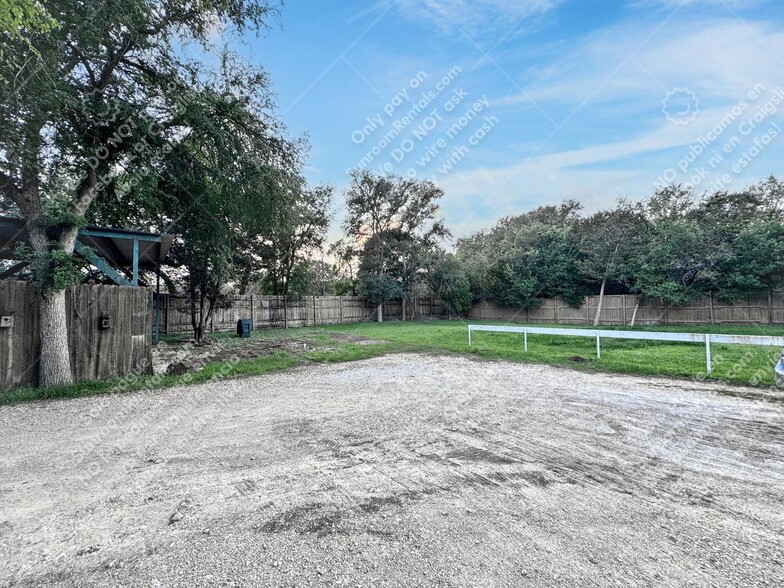 Building Photo - 1108 W McCarty Ln