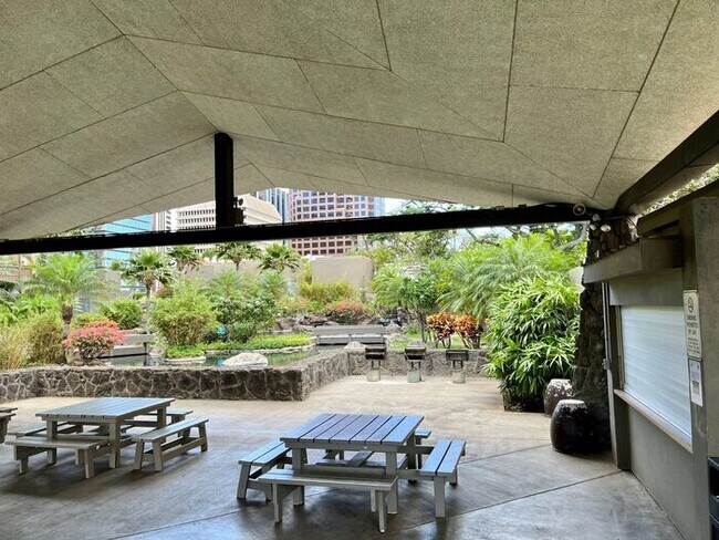 Building Photo - Kukui Plaza: Renovated 1 Bed, 1 Bath Condo...