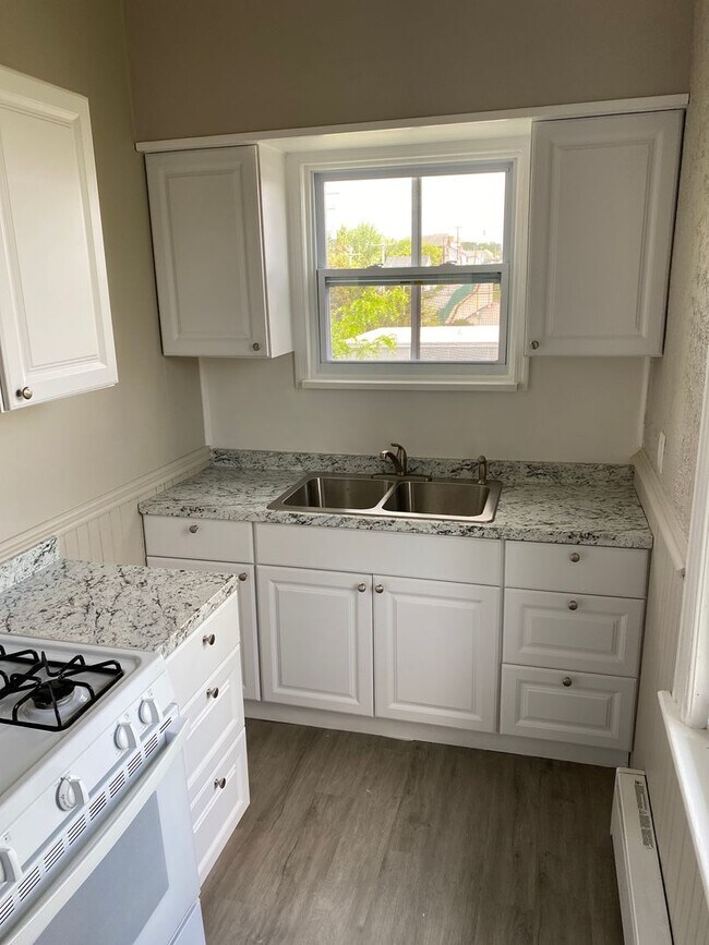 Building Photo - 1110-1112-1112 N Rock St