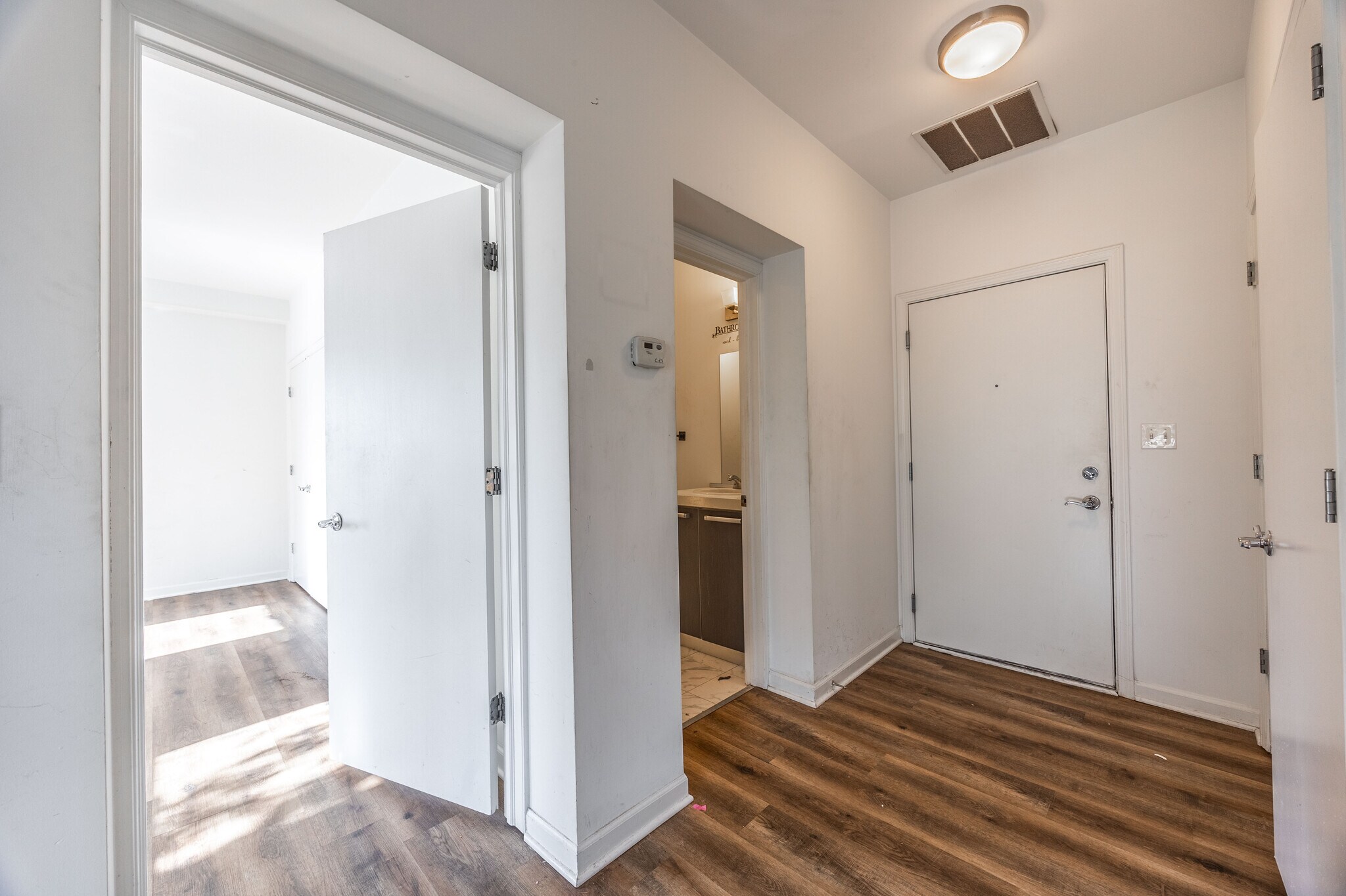 Building Photo - 1542 W Glenlake Ave