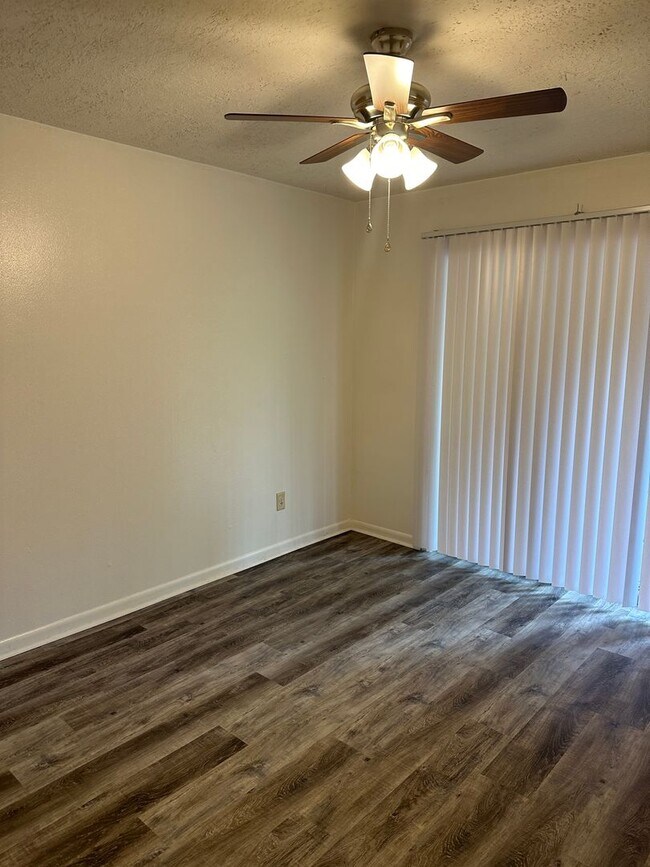 Building Photo - College Station - 2 bedroom - 1 bath - fenced in yard - WD connections