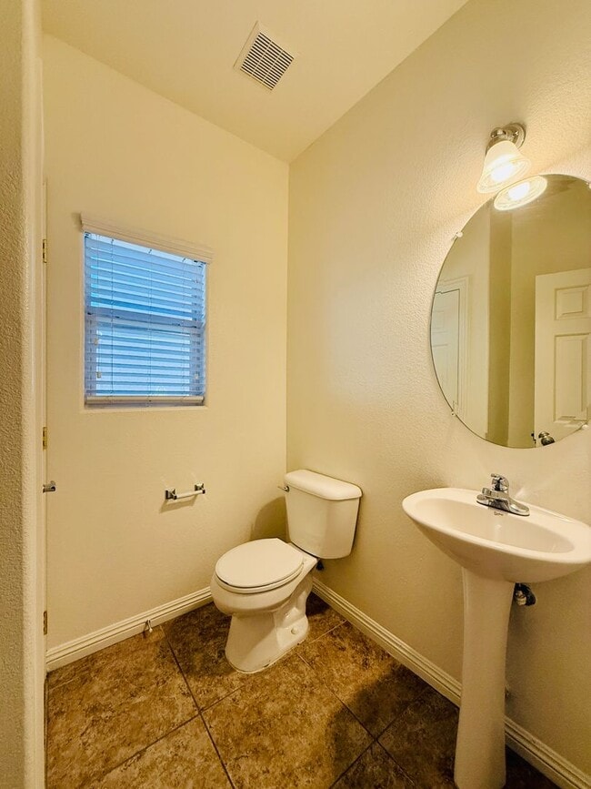 Building Photo - Great Spacious 3 bedroom Townhome Availabl...