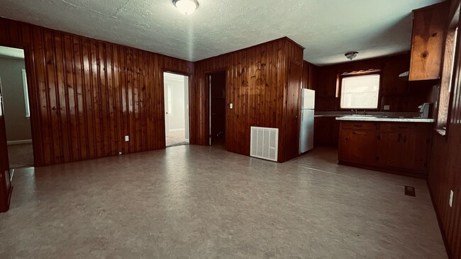 Building Photo - Farmhouse Charm!