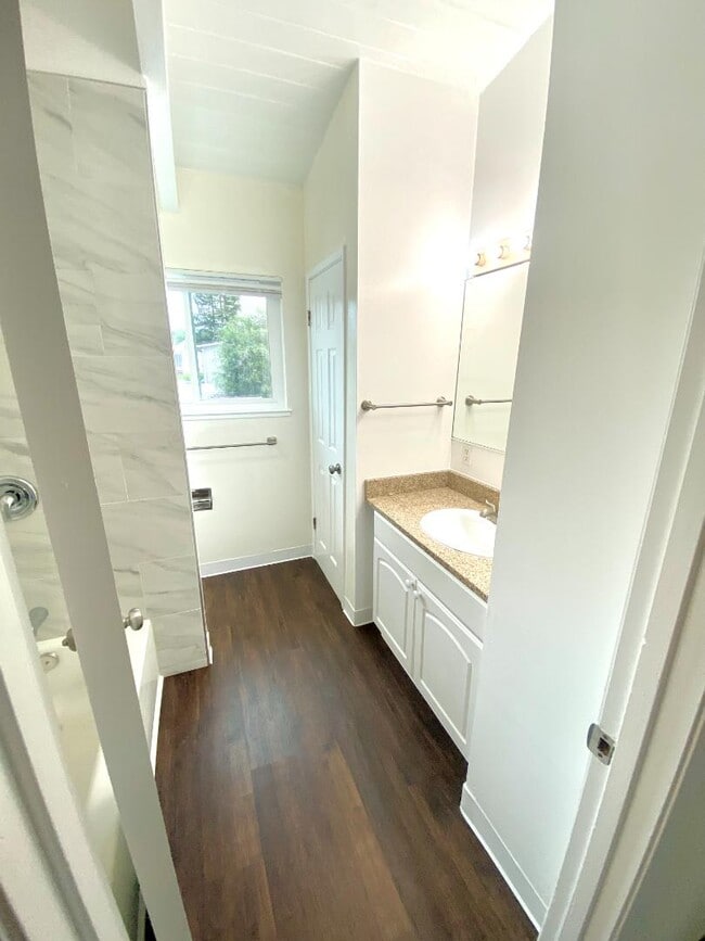 Building Photo - 692 Cabot Way