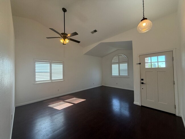 Building Photo - Charming 3 bedroom, 2 bathroom home locate...