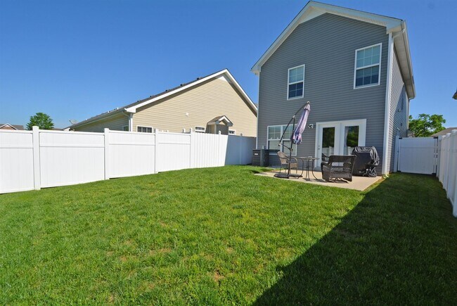 Building Photo - Gorgeous! 3 Bed/2.5 Bath house! Close to I-24! Lawn/Garbage Included!