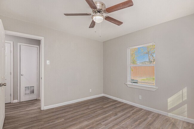 Building Photo - This charming 3-bedroom, 1-bath residence offers 1,000 square feet of comfortable living space, p...