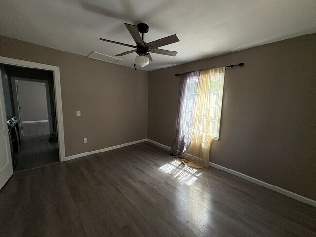 Building Photo - Cozy Living Spaces & Small-Town Energy!