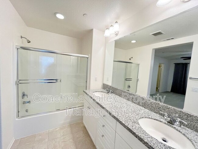 Building Photo - 532 Calle Vibrante