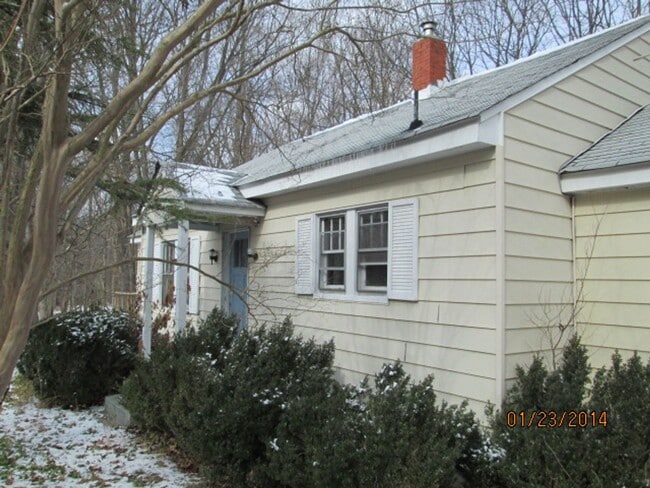 Building Photo - 3 bedroom home on 5 acres