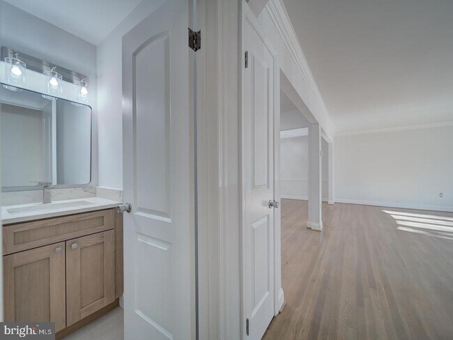 Building Photo - 2303 W Longview Dr