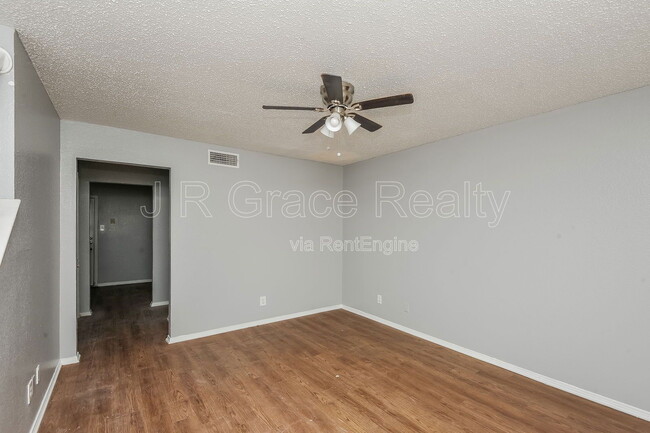 Building Photo - 5933 Shadydell Dr