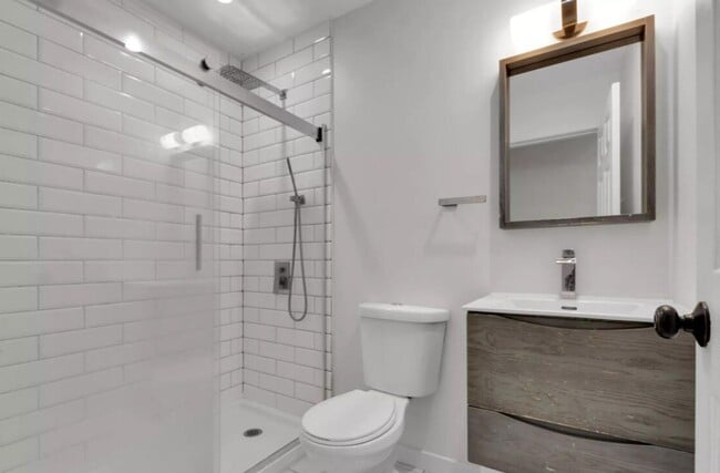 Building Photo - 3 Bedroom Newly Renovated  Apartment with ...