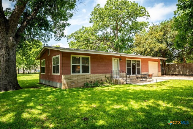Building Photo - 2052 Gruene Rd