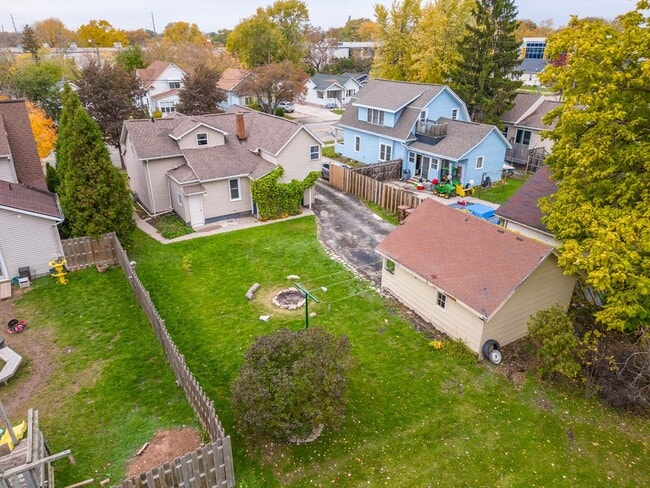 Building Photo - 409 Racine St