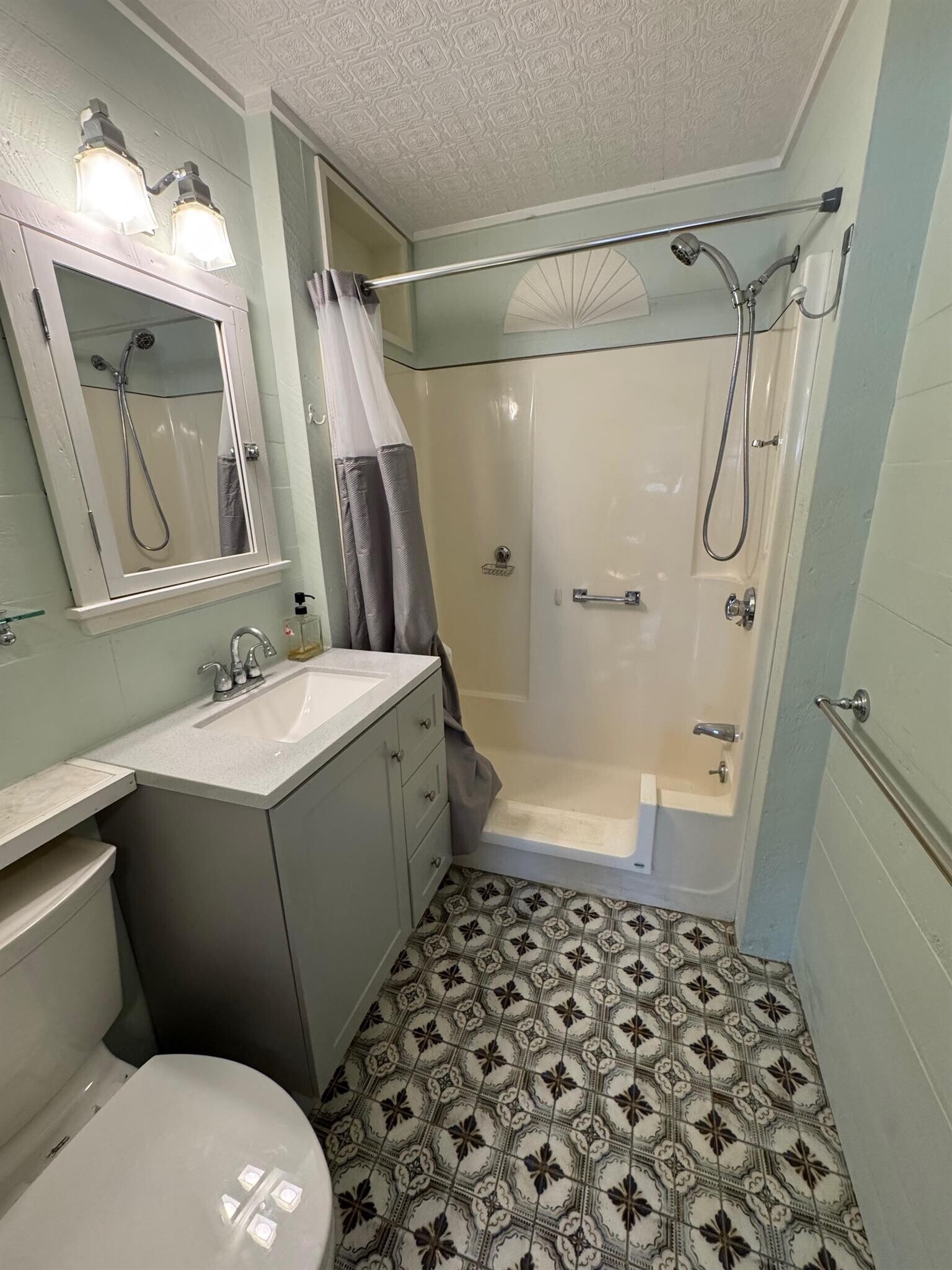 Building Photo - 13 Clarendon Ave