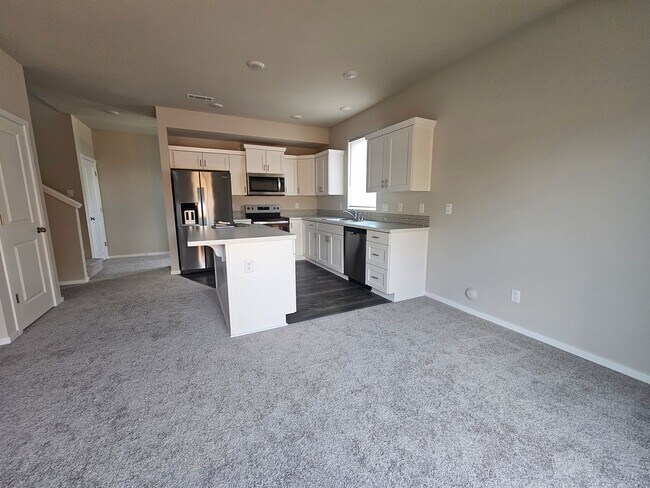 Building Photo - Stunning 4-Bedroom Pet-Friendly Home for L...