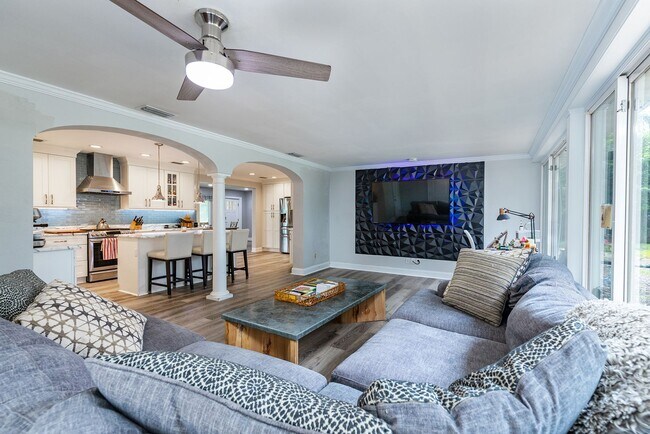 Building Photo - Virginia Park Gem, Renovated 3 Bed, 2 Car Garage, Large Private Backyard