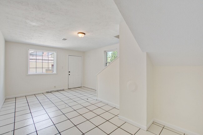 Building Photo - Now Leasing - Charming Renovated 3BR Home Near Downtown Columbia & Major Colleges