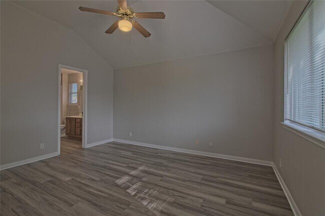 Building Photo - 300 Caladium Ct