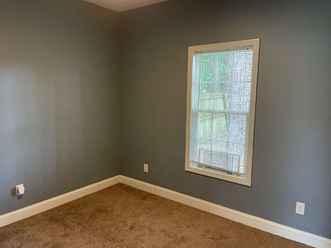 Building Photo - Pet Friendly Three Bedroom Two Full Bathro...