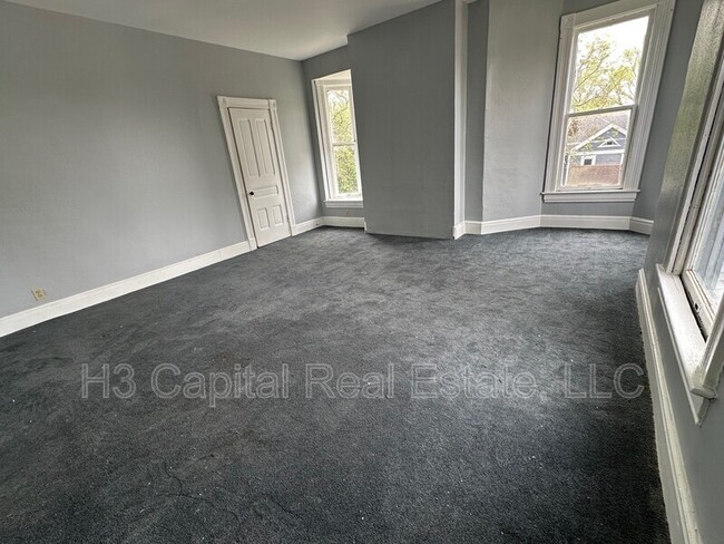 Building Photo - 821 Alby St
