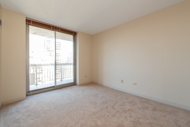 Building Photo - 222 N Columbus Dr