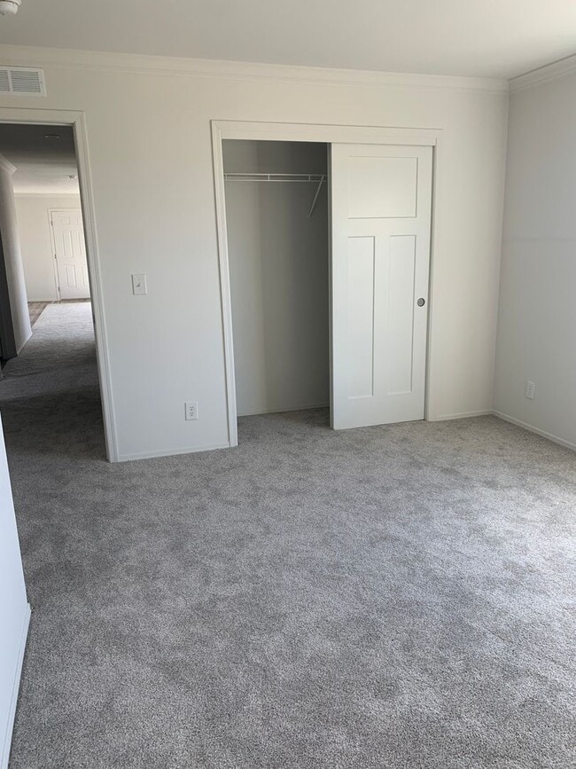 Building Photo - 3 Bedroom 2 Bathroom Charming Home for Ren...