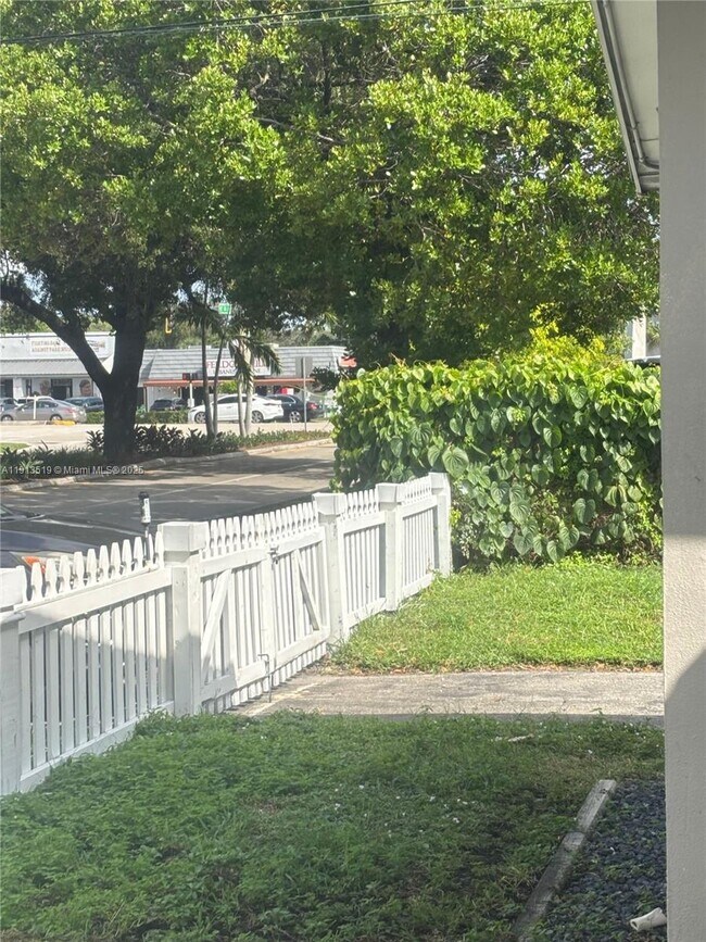 Building Photo - 2002 NE 43rd St