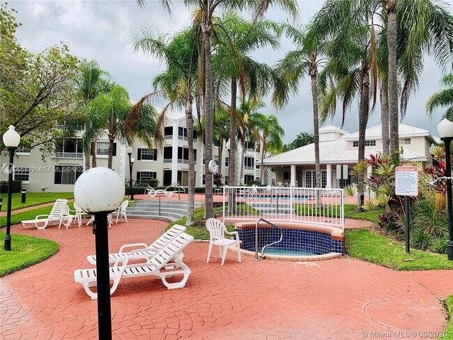 Building Photo - 2850 N Oakland Forest Dr