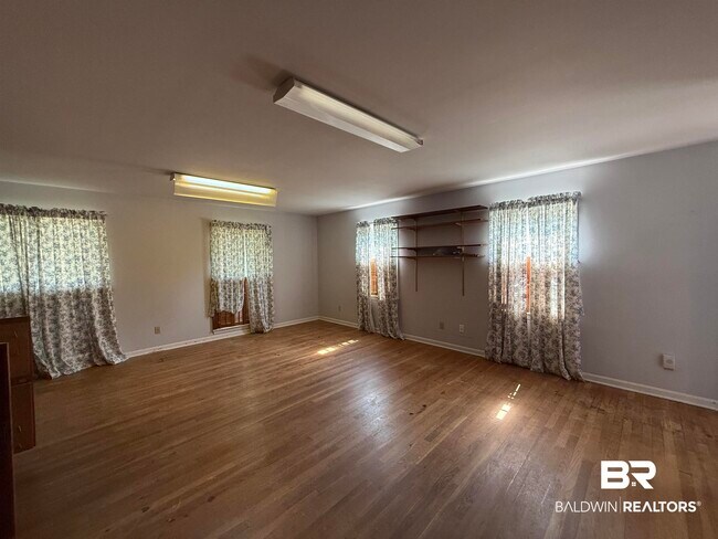 Building Photo - 110 Patrician Dr N