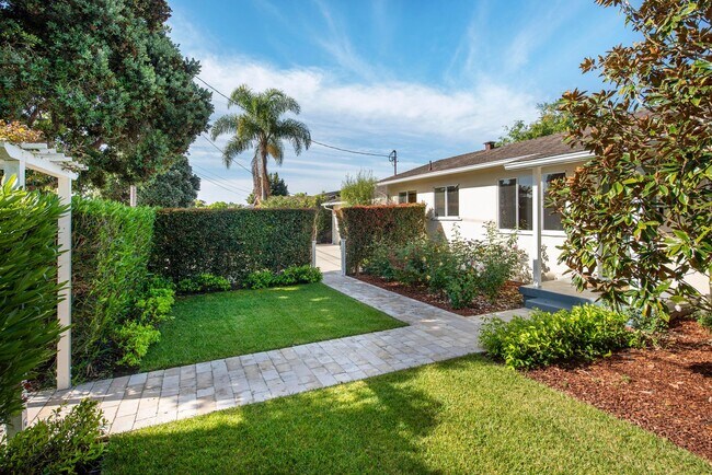 Building Photo - Spacious 3bd/2.5bth Remodeled Mesa Home!