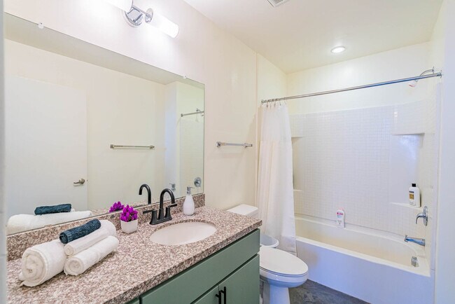 Building Photo - 333 E Roosevelt St