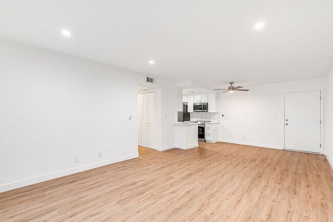 Building Photo - 5807 Laurel Canyon Blvd