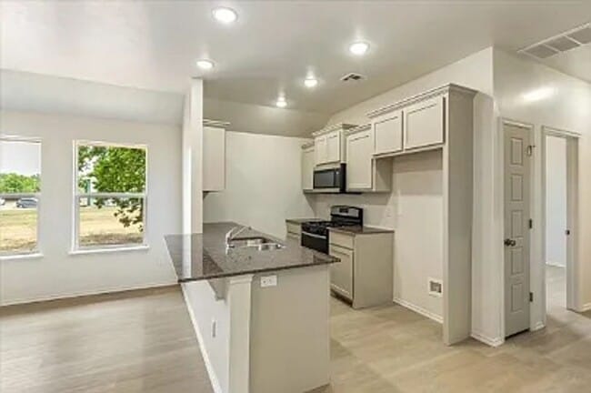 Building Photo - Modern 2-Bed, 2-Bath Duplex in Lawton View...