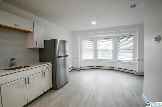 Building Photo - 459 Linden St