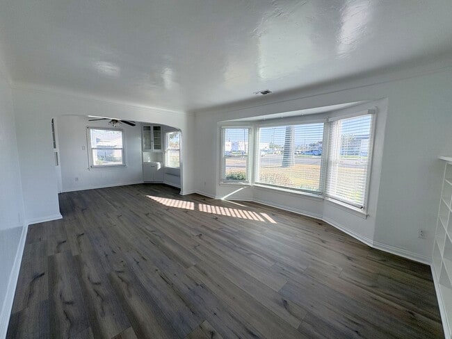 Building Photo - Charming Home