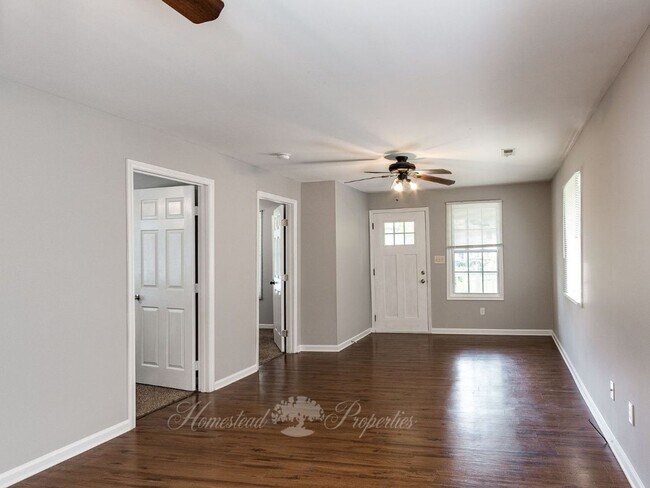 Building Photo - Updated 3 Bedroom / 2 Bath Home on Lamont