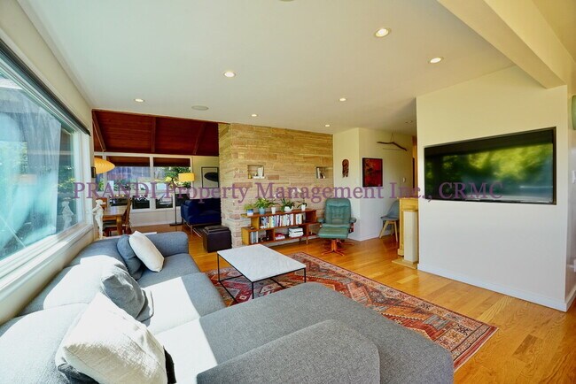 Building Photo - Spacious Greenbrae View Home with Privacy ...