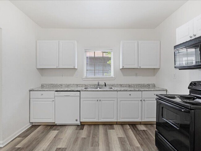 Building Photo - 533 E Woodard St