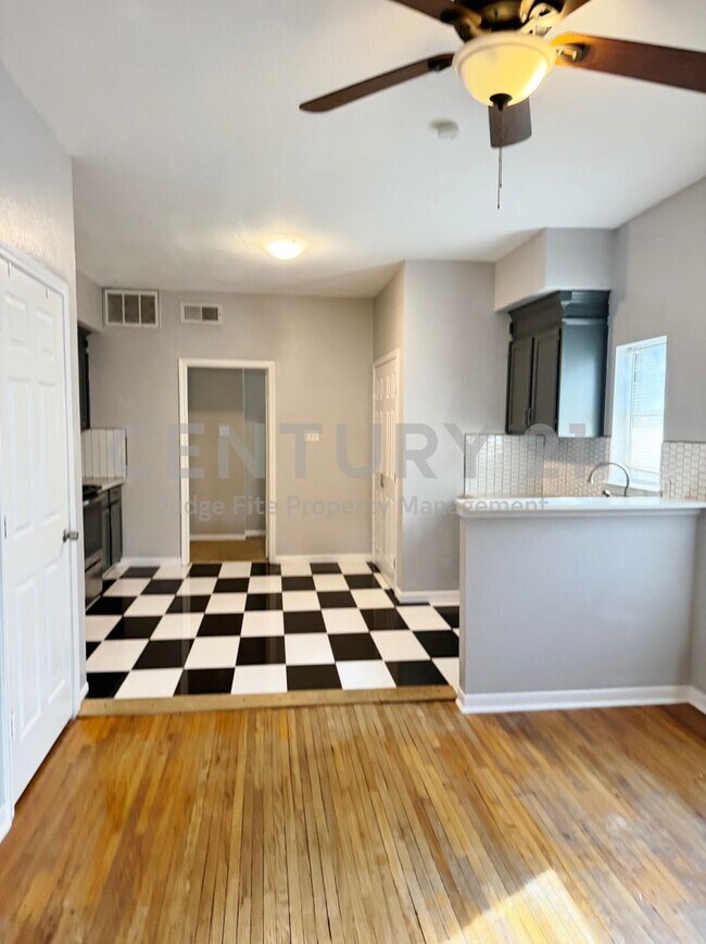 Building Photo - Updated 1/1 Apartment in Prime Dallas Location Ready for Move-In!