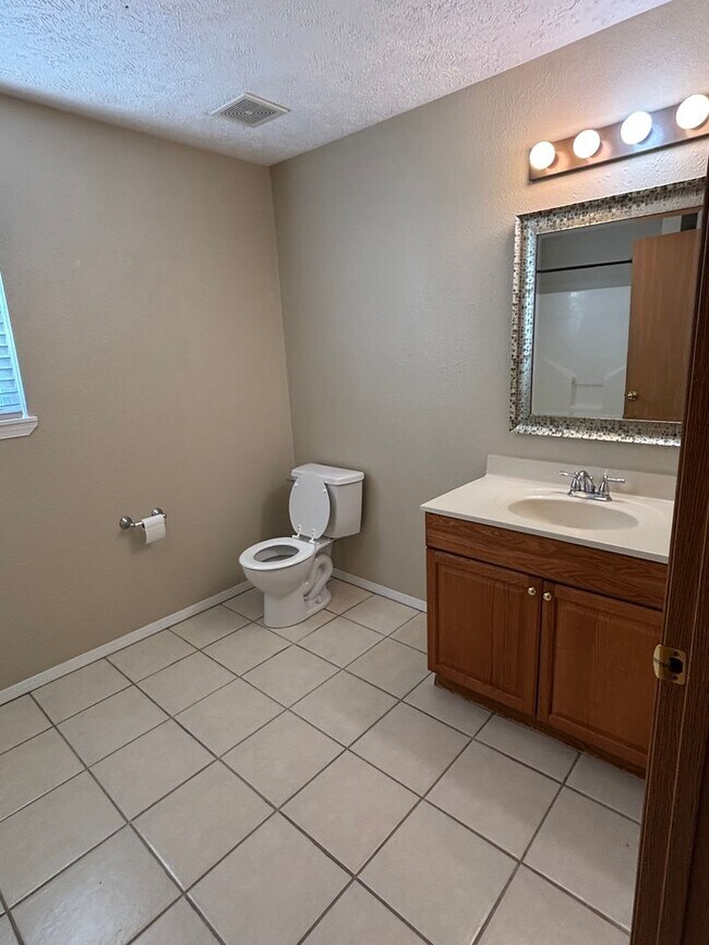 Building Photo - Gorgeous 3 Bed 2 Bath Home Available NOW!!!
