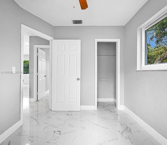 Building Photo - 4960 SW 28th Terrace