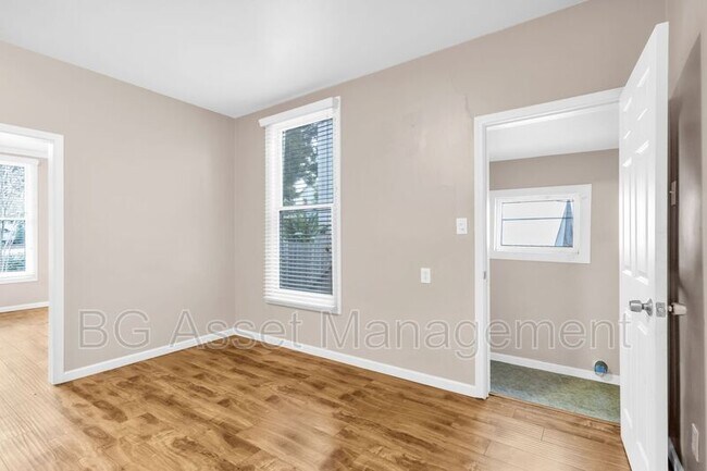 Building Photo - 709 York St