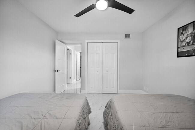 Building Photo - 6279 Bay Club Dr