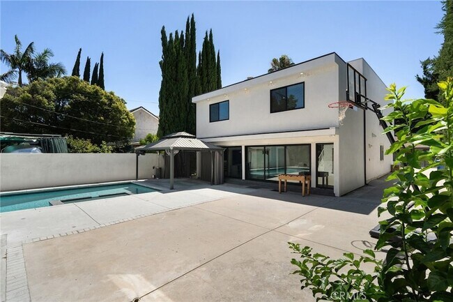 Building Photo - 4630 Cedros Ave