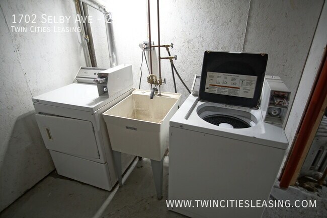 Building Photo - Newly Renovated Apartment! Fantastic Locat...