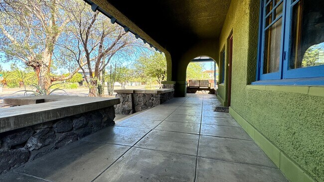 Building Photo - 3 bedroom historic home near U of A Campus and downtown!